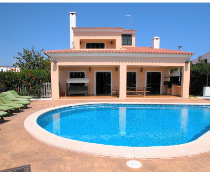 Piscina ubicada en el patio trasero de la casa Villa Nueva en Punta Prima