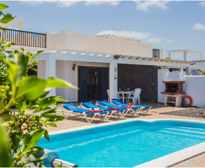 Piscina al aire libre cerca del jardín de la Villa susaeta en Playa Blanca