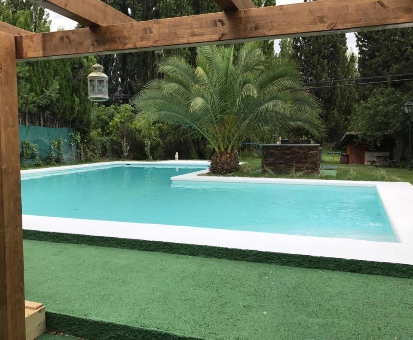 Picina exterior rodeada de hermosas plantas en la Villa Zorita Albalate de Zorita