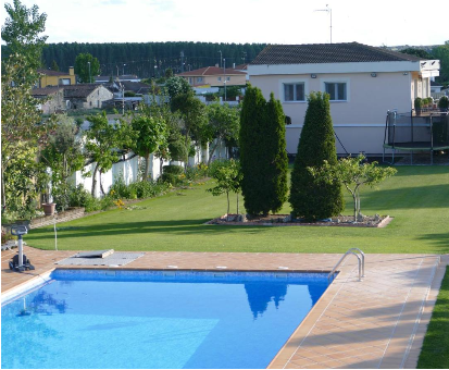 piscina exterior cerca del amplio jardín de la Villamercedes 1 en Salamanca