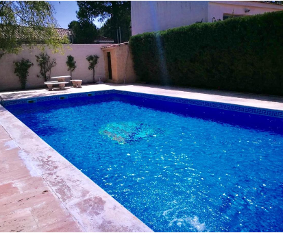 Piscina exterior ubicada en el patio trasero del alojamiento Villanada en Arcas