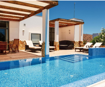 Hermosa piscina exterior situada en la parte trasera de la Villa Playitas en Las Playitas