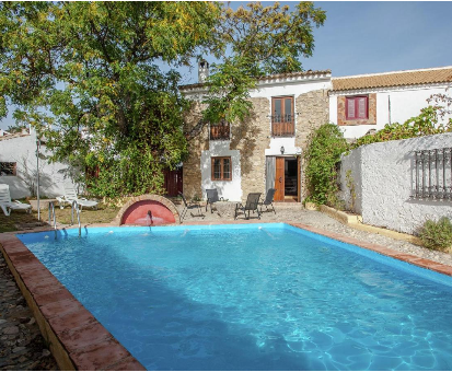 Piscina exterior situada en el patio trasero de la Vintage Holiday Home en Fuentes de Cesna