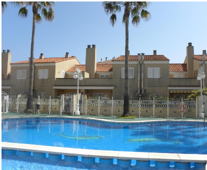 Piscina exterior con área para adultos y niños chalet VTV Amores Residencial2000 en Almarda