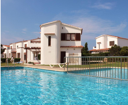 Preciosa piscina exterior de las Villas Yucas Cala en Blanes