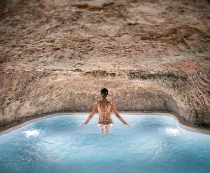 Piscina interior diseña con un estilo rústico hermoso. Casa de la Vieja En Belmonte