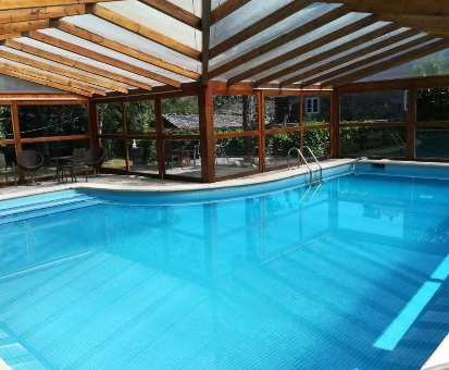 Piscina interior con paredes de vidrio de la casa Oute en Sobrada