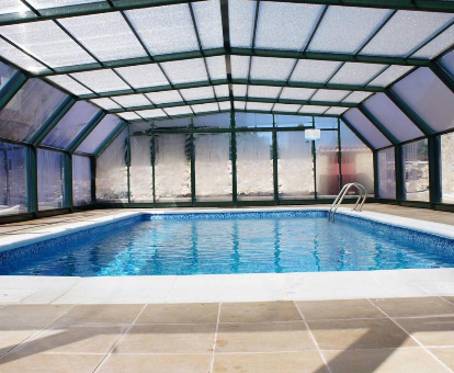 Piscina interior rectangular de la Masia La Casablanca en La Puebla de Valverde