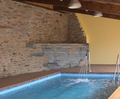 Piscina interior con fuente de agua Casa Grande da Ferreria de Rugando en Rugando