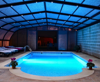 Hermosa piscina interior de la casaoliva la bodegueta en Abiego