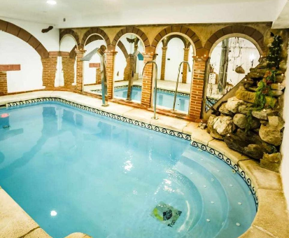 Piscina interior con fuentes y regaderas de agua. Casa Rural La Chirumba en Aldeatejada