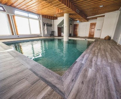 Hermosa piscina interior de la Casa Las Postas del Perionda en Calzada de los Molinos