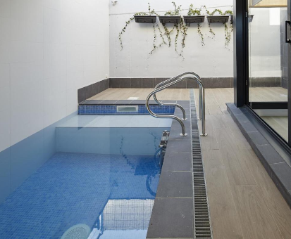 Piscina interior lujosa de la Villa Alimar en San Sebastián