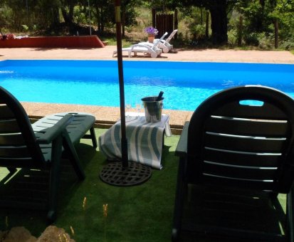 Piscina rectangular al aire libre ubicada en el jardín de la Finca la Viriñuela en Galaroza