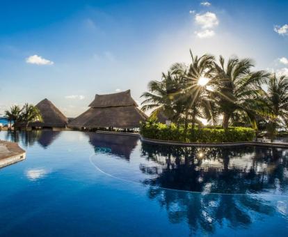 Foto de la piscina al aire libre de este precioso hotel todo incluido.