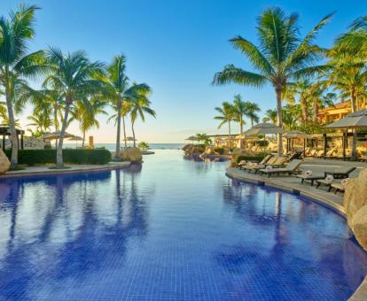 Foto de la piscina al aire libre de este hotel todo incluido.