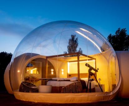 Foto de la habitación bubble del hotel con techo de cristal.