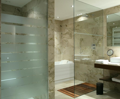 Foto del baño con bañera de hidromasaje del hotel de 5 estrellas Prats Hotel Golf & Spa