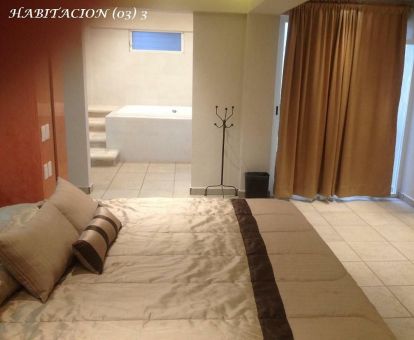 Foto de una de las habitaciones con bañera de hidromasaje privada del alojamiento.