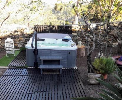 Foto de la zona exterior privada con bañera de hidromasajes privada y solarium.
