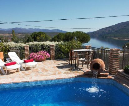 Agradable espacio exterior con terraza, piscina y fabulosas vistas del hotel.