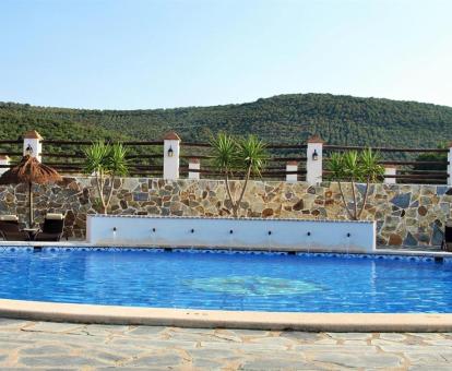 Foto de la piscina al aire libre disponible todo el año de este hotel rural.