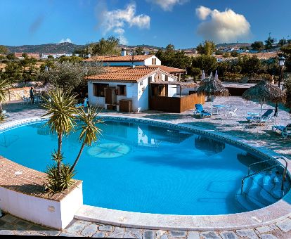 Exteriores de este alojamiento rural con terraza y piscina al aire libre.