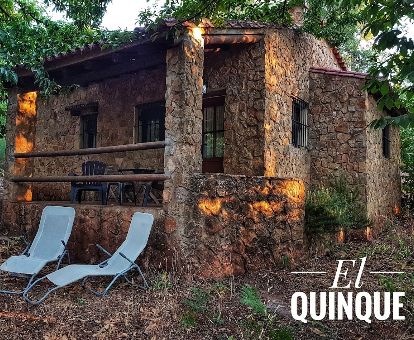 Una de las coquetas casas independientes en medio de la naturaleza de este alojamiento rural.