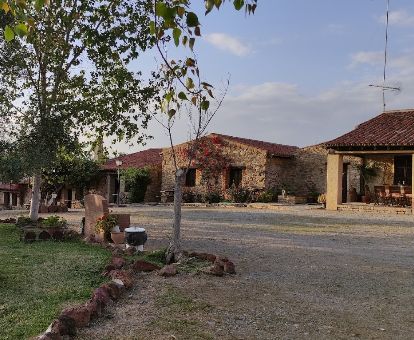 Exteriores de este alojamiento rural en un tranquilo entorno para descansar.