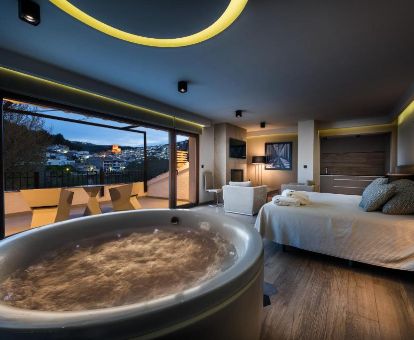 Fabulosa habitación con jacuzzi privado y terraza de este hotel romántico.