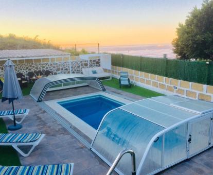 Foto de la zona exterior privada de la casa con piscina climatizada al aire libre.