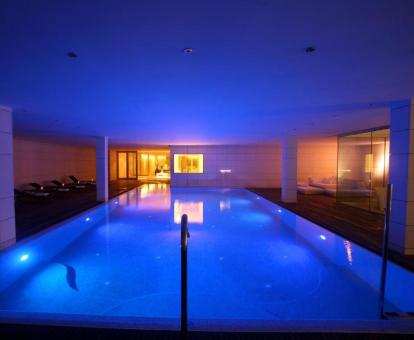 Foto de la piscina interior abierta todo el año del spa del hotel.