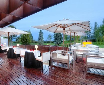 Fabulosa terraza con mobiliario y vistas a los jardines de este maravilloso hotel para parejas.