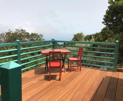 Foto de la terraza con vistas a la naturaleza de esta preciosa cabaña de madera.