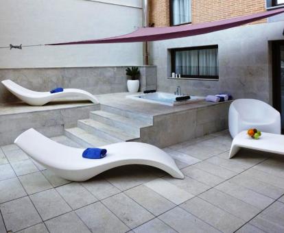Foto de la terraza con bañera de hidromasajes de la Suite Junior.