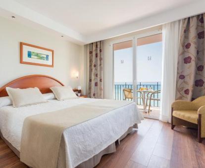 Foto de una de las habitaciones con vistas al mar del hotel.