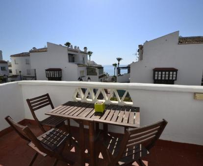 Foto de la terraza amueblada con vistas al mar de este apartamento acogedor.