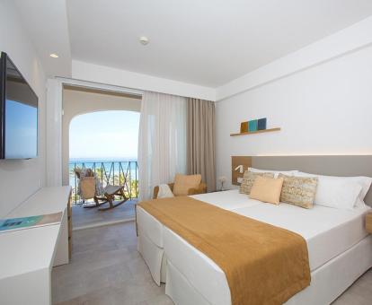 Foto de una de las modernas y luminosas habitaciones con terraza privada y vistas al mar.