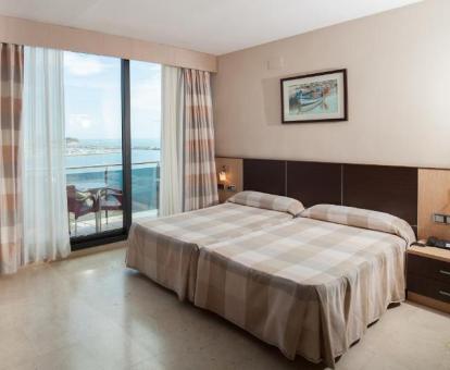 Foto de las instalaciones de este hotel con vistas al mar.