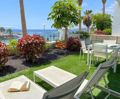 Foto de la terraza amueblada con vistas al mar de uno de los apartamentos.