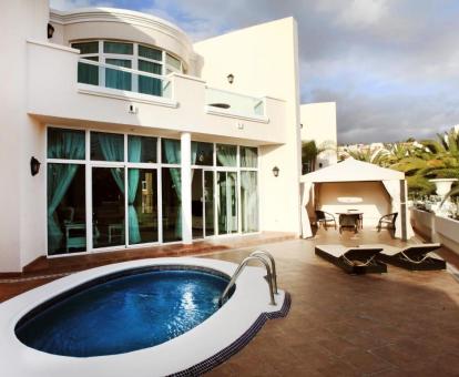 Foto de la Suite Deluxe con piscina privada del hotel.