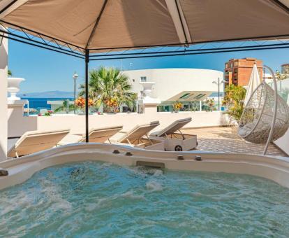 Foto de la terraza con jacuzzi privado y vistas al mar de la suite real.