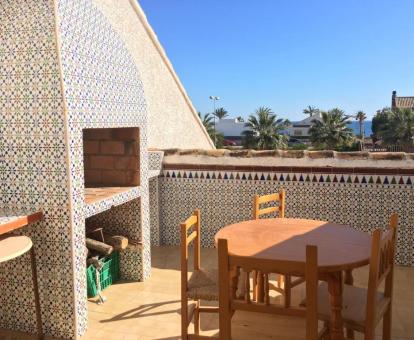 Foto de la terraza con comedor exterior y zona de barbacoa con vistas al mar del apartamento.