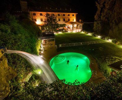 Hotel rural con hermosas zonas exteriores y piscina al aire libre.