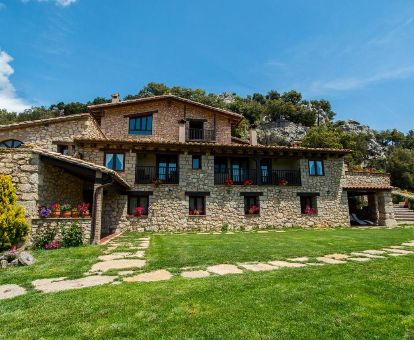 Edificio rodeado de naturaleza de este acogedor establecimiento rural solo para adultos.