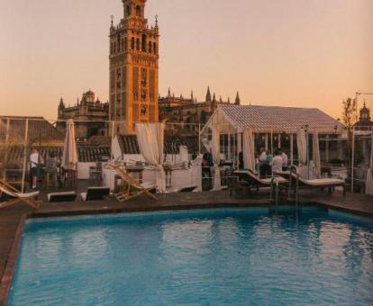 Foto de la piscina al aire libre disponible todo el año de este hotel.