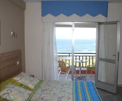 Foto de una de las habitaciones con terraza y vistas al mar.
