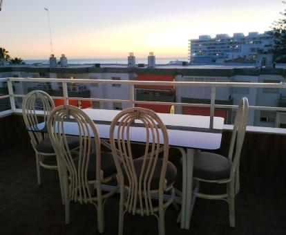 Foto de la terraza con comedor exterior y vistas al mar del apartamento.
