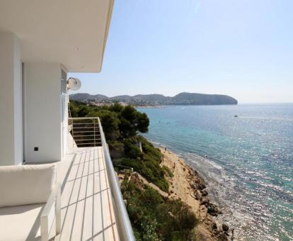 Foto de las instalaciones de este hotel con vistas al mar.