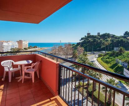 Foto de la terraza amueblada con vistas al mar de uno de los apartamentos.